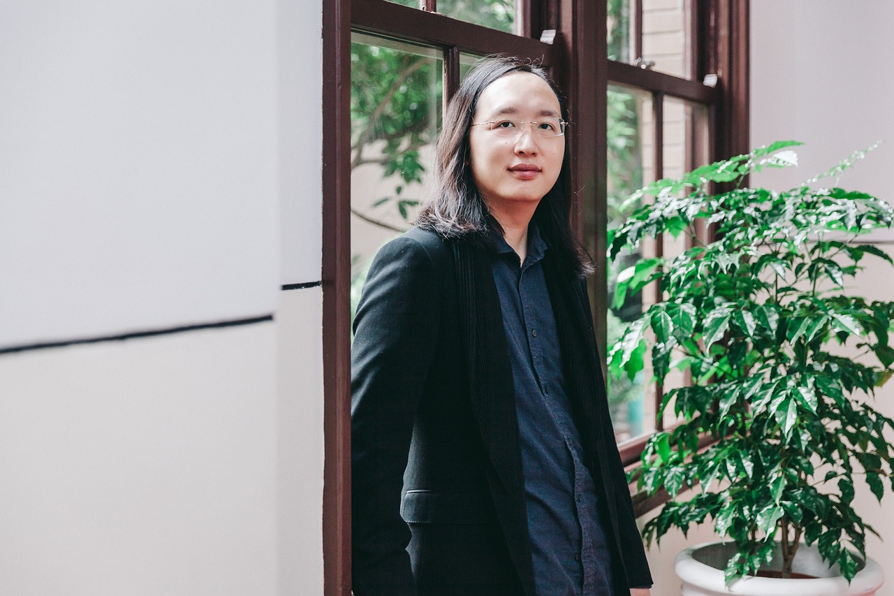 山东房产评估台：房产风向标与主持人闻斌的专业解读